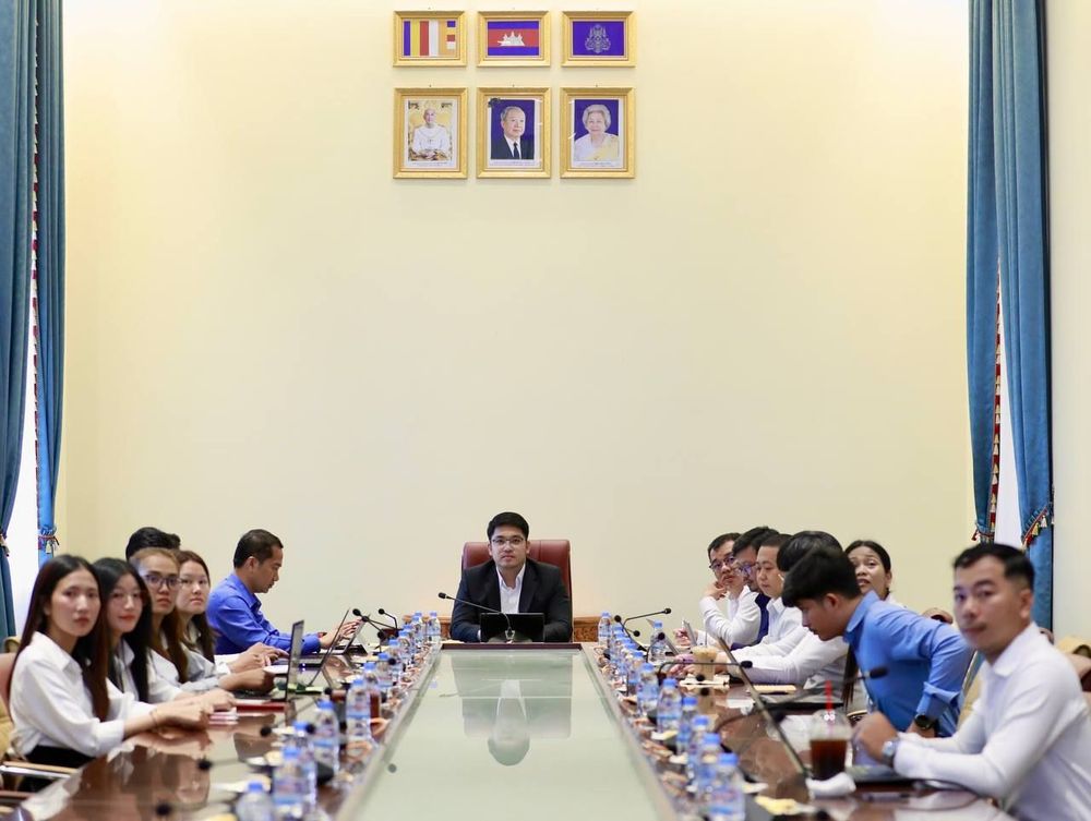 ឯកឧត្តមបណ្ឌិត ផេង សុខលាភ អនុរដ្ឋលេខាធិការ ក្រសួងយុត្តិធម៌ បានអញ្ជើញដឹកនាំកិច្ចប្រជុំជាមួយក្រុមការងារអនុវត្ត “គម្រោងគោលនយោបាយបរិវត្តកម្មឌីជីថលក្នុងវិស័យយុត្តិធម៌ឆ្នាំ២០២៦-២០៣១” ក្រោមក្របខណ្ឌប្រព័ន្ធលើកទឹកចិត្តគាំទ្រសមិទ្ធកម្មក្នុងរដ្ឋបាលសាធារណៈនៃក្រសួងយុត្តិធម៌ ដោយលើកទិសដៅពិភាក្សាទៅលើ “ការអនុវត្តផែនការសកម្មភាពគម្រោងគោលនយោបាយបរិវត្តកម្មឌីជីថលក្នុងវិស័យយុត្តិធម៌ ឆ្នាំ២០២៦-២០៣១”
