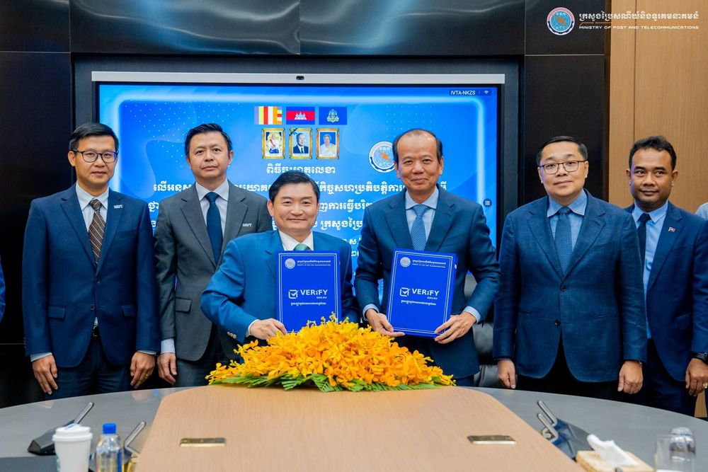 នារសៀលថ្ងៃទី២៤ ខែមិថុនា ឆ្នាំ២០២៤ នៅទីស្តីការក្រសួងប្រៃសណីយ៍និងទូរគមនាគមន៍ ឯកឧត្ដម ជា វ៉ាន់ដេត រដ្ឋមន្ត្រីក្រសួងប្រៃសណីយ៍និងទូរគមនាគមន៍ បានជួបពិភាក្សាការងារទ្វេភាគីជាមួយ ឯកឧត្តម ហេង សួរ រដ្ឋមន្ត្រីក្រសួងការងារ និងបណ្តុះបណ្តាលវិជ្ជាជីវៈ ដោយផ្តោតលើការងារអាទិភាពសំខាន់ៗដែលក្រសួងទាំងពីរអាចធ្វើកិច្ចសហប្រតិបត្តិការ ដើម្បីចូលរួមអនុវត្តគោលនយោបាយរដ្ឋាភិបាលឌីជីថលកម្ពុជា ២០២២-២០៣៥ សំដៅជំរុញការធ្វើបរិវត្តកម្មរដ្ឋាភិបាលឌីជីថល និងការផ្តល់សេវាសាធារណៈជូនប្រជាពលរដ្ឋឱ្យកាន់តែមានភាពល្អប្រសើរ និងប្រសិទ្ធភាពខ្ពស់។ 