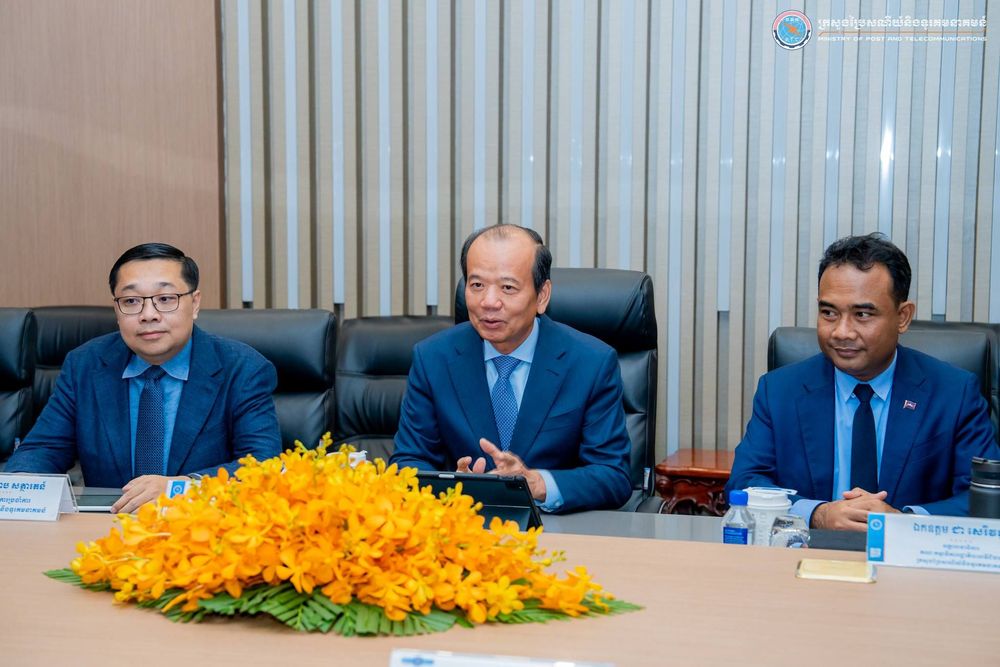 នារសៀលថ្ងៃទី២៤ ខែមិថុនា ឆ្នាំ២០២៤ នៅទីស្តីការក្រសួងប្រៃសណីយ៍និងទូរគមនាគមន៍ ឯកឧត្ដម ជា វ៉ាន់ដេត រដ្ឋមន្ត្រីក្រសួងប្រៃសណីយ៍និងទូរគមនាគមន៍ បានជួបពិភាក្សាការងារទ្វេភាគីជាមួយ ឯកឧត្តម ហេង សួរ រដ្ឋមន្ត្រីក្រសួងការងារ និងបណ្តុះបណ្តាលវិជ្ជាជីវៈ ដោយផ្តោតលើការងារអាទិភាពសំខាន់ៗដែលក្រសួងទាំងពីរអាចធ្វើកិច្ចសហប្រតិបត្តិការ ដើម្បីចូលរួមអនុវត្តគោលនយោបាយរដ្ឋាភិបាលឌីជីថលកម្ពុជា ២០២២-២០៣៥ សំដៅជំរុញការធ្វើបរិវត្តកម្មរដ្ឋាភិបាលឌីជីថល និងការផ្តល់សេវាសាធារណៈជូនប្រជាពលរដ្ឋឱ្យកាន់តែមានភាពល្អប្រសើរ និងប្រសិទ្ធភាពខ្ពស់។  1
