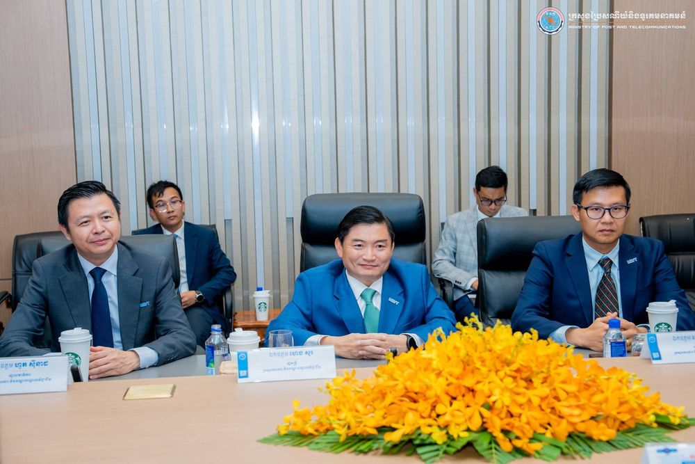 នារសៀលថ្ងៃទី២៤ ខែមិថុនា ឆ្នាំ២០២៤ នៅទីស្តីការក្រសួងប្រៃសណីយ៍និងទូរគមនាគមន៍ ឯកឧត្ដម ជា វ៉ាន់ដេត រដ្ឋមន្ត្រីក្រសួងប្រៃសណីយ៍និងទូរគមនាគមន៍ បានជួបពិភាក្សាការងារទ្វេភាគីជាមួយ ឯកឧត្តម ហេង សួរ រដ្ឋមន្ត្រីក្រសួងការងារ និងបណ្តុះបណ្តាលវិជ្ជាជីវៈ ដោយផ្តោតលើការងារអាទិភាពសំខាន់ៗដែលក្រសួងទាំងពីរអាចធ្វើកិច្ចសហប្រតិបត្តិការ ដើម្បីចូលរួមអនុវត្តគោលនយោបាយរដ្ឋាភិបាលឌីជីថលកម្ពុជា ២០២២-២០៣៥ សំដៅជំរុញការធ្វើបរិវត្តកម្មរដ្ឋាភិបាលឌីជីថល និងការផ្តល់សេវាសាធារណៈជូនប្រជាពលរដ្ឋឱ្យកាន់តែមានភាពល្អប្រសើរ និងប្រសិទ្ធភាពខ្ពស់។  2