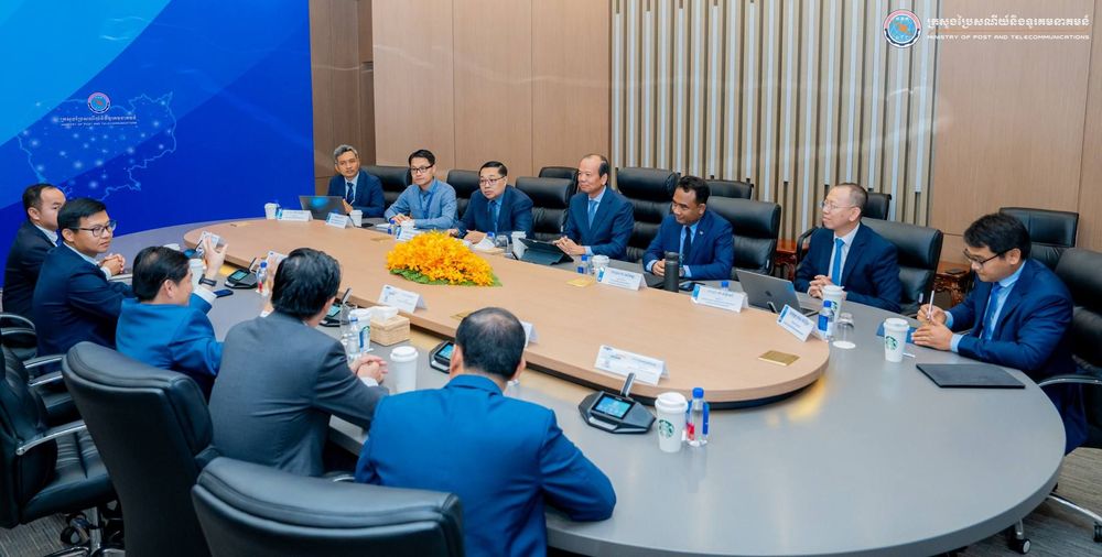 នារសៀលថ្ងៃទី២៤ ខែមិថុនា ឆ្នាំ២០២៤ នៅទីស្តីការក្រសួងប្រៃសណីយ៍និងទូរគមនាគមន៍ ឯកឧត្ដម ជា វ៉ាន់ដេត រដ្ឋមន្ត្រីក្រសួងប្រៃសណីយ៍និងទូរគមនាគមន៍ បានជួបពិភាក្សាការងារទ្វេភាគីជាមួយ ឯកឧត្តម ហេង សួរ រដ្ឋមន្ត្រីក្រសួងការងារ និងបណ្តុះបណ្តាលវិជ្ជាជីវៈ ដោយផ្តោតលើការងារអាទិភាពសំខាន់ៗដែលក្រសួងទាំងពីរអាចធ្វើកិច្ចសហប្រតិបត្តិការ ដើម្បីចូលរួមអនុវត្តគោលនយោបាយរដ្ឋាភិបាលឌីជីថលកម្ពុជា ២០២២-២០៣៥ សំដៅជំរុញការធ្វើបរិវត្តកម្មរដ្ឋាភិបាលឌីជីថល និងការផ្តល់សេវាសាធារណៈជូនប្រជាពលរដ្ឋឱ្យកាន់តែមានភាពល្អប្រសើរ និងប្រសិទ្ធភាពខ្ពស់។  4