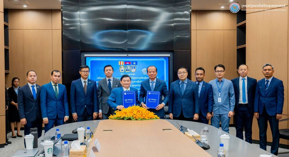 នារសៀលថ្ងៃទី២៤ ខែមិថុនា ឆ្នាំ២០២៤ នៅទីស្តីការក្រសួងប្រៃសណីយ៍និងទូរគមនាគមន៍ ឯកឧត្ដម ជា វ៉ាន់ដេត រដ្ឋមន្ត្រីក្រសួងប្រៃសណីយ៍និងទូរគមនាគមន៍ បានជួបពិភាក្សាការងារទ្វេភាគីជាមួយ ឯកឧត្តម ហេង សួរ រដ្ឋមន្ត្រីក្រសួងការងារ និងបណ្តុះបណ្តាលវិជ្ជាជីវៈ ដោយផ្តោតលើការងារអាទិភាពសំខាន់ៗដែលក្រសួងទាំងពីរអាចធ្វើកិច្ចសហប្រតិបត្តិការ ដើម្បីចូលរួមអនុវត្តគោលនយោបាយរដ្ឋាភិបាលឌីជីថលកម្ពុជា ២០២២-២០៣៥ សំដៅជំរុញការធ្វើបរិវត្តកម្មរដ្ឋាភិបាលឌីជីថល និងការផ្តល់សេវាសាធារណៈជូនប្រជាពលរដ្ឋឱ្យកាន់តែមានភាពល្អប្រសើរ និងប្រសិទ្ធភាពខ្ពស់។  5