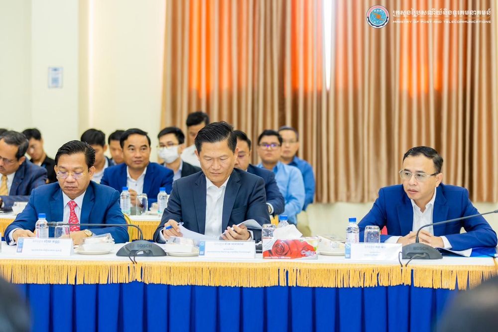 ឯកឧត្តម ជា វ៉ាន់ដេត រដ្ឋមន្ត្រីក្រសួងប្រៃសណីយ៍និងទូរគមនាគមន៍និងជាប្រធានគណៈកម្មាធិការរដ្ឋាភិបាលឌីជីថល (គ.រ.ឌ.) បានអញ្ជើញជាអធិបតីដឹកនាំកិច្ចប្រជុំ គ.រ.ឌ. ដោយមានការអញ្ជើញចូលរួមពី ឯកឧត្ដម លោកជំទាវ លោក លោកស្រី ជាអនុប្រធាន សមាជិក គ.រ.ឌ. ថ្នាក់ដឹកនាំ និងមន្ត្រីរាជការ សរុបប្រមាណ ១០០នាក់។ 4