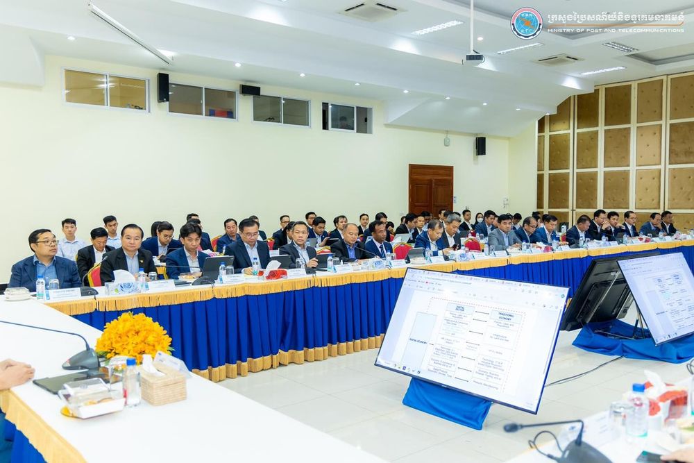 ឯកឧត្តម ជា វ៉ាន់ដេត រដ្ឋមន្ត្រីក្រសួងប្រៃសណីយ៍និងទូរគមនាគមន៍និងជាប្រធានគណៈកម្មាធិការរដ្ឋាភិបាលឌីជីថល (គ.រ.ឌ.) បានអញ្ជើញជាអធិបតីដឹកនាំកិច្ចប្រជុំ គ.រ.ឌ. ដោយមានការអញ្ជើញចូលរួមពី ឯកឧត្ដម លោកជំទាវ លោក លោកស្រី ជាអនុប្រធាន សមាជិក គ.រ.ឌ. ថ្នាក់ដឹកនាំ និងមន្ត្រីរាជការ សរុបប្រមាណ ១០០នាក់។ 5