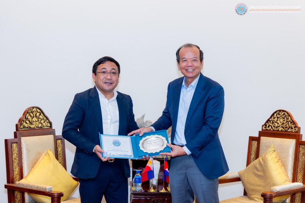 ឯកឧត្តមរដ្ឋមន្ត្រី ជា វ៉ាន់ដេត បានទទួលជួបសម្តែងការគួរសម និងពិភាក្សាការងារជាមួយ ឯកឧត្តម David L. Almirol, Jr. អនុរដ្ឋមន្ត្រី ទទួលបន្ទុករដ្ឋាភិបាលអេឡិចត្រូនិក នៃក្រសួងព័ត៌មាននិងបច្ចេកវិទ្យាគមនាគមន៍ នៃសាធារណៈរដ្ឋហ្វីលីពីន ព្រមទាំងសហការី ក្នុងគោលបំណងពិភាក្សា និងពង្រឹងកិច្ចសហប្រតិបត្តិការលើវិស័យឌីជីថល ការអភិវឌ្ឍថ្នាលនិងប្រព័ន្ធសម្រាប់រដ្ឋាភិបាល ចែករំលែកបទពិសោធក្នុងការធ្វើបរិវត្តកម្មរដ្ឋាភិបាលឌីជីថល និងការបណ្តុះបណ្តាលធនធានមនុស្ស។ 2