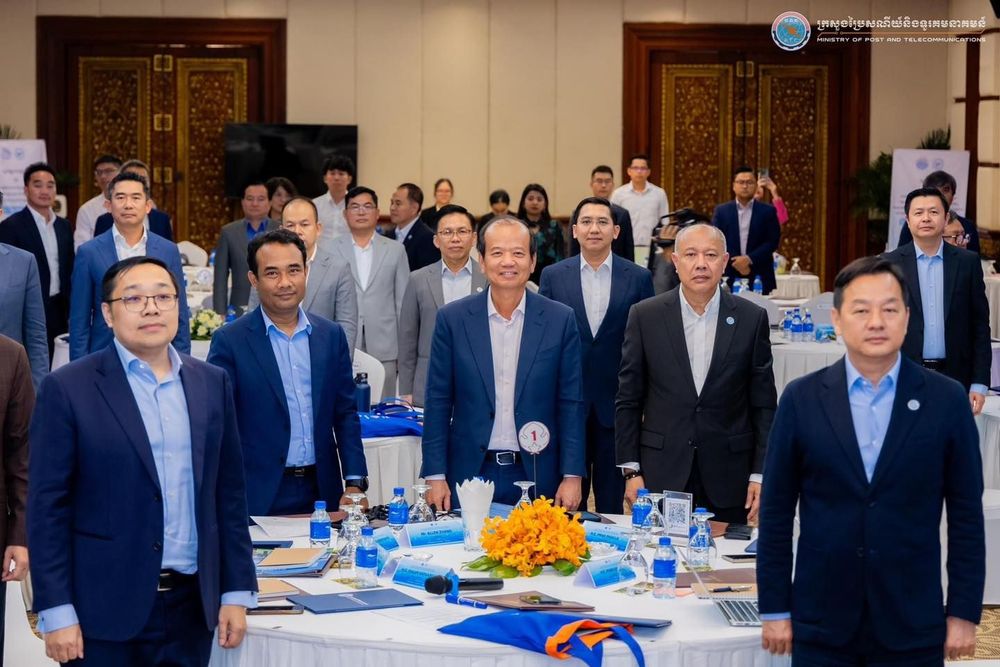 ឯកឧត្តម ជា វ៉ាន់ដេត រដ្ឋមន្រ្តីក្រសួងប្រៃសណីយ៍និងទូរគមនាគមន៍ និងជាប្រធានគណៈកម្មាធិការរដ្ឋាភិបាលឌីជីថល (គ.រ.ឌ.) បានអញ្ជើញជាអធិបតីភាពដ៏ខ្ពង់ខ្ពស់ក្នុងពិធីបិទ វគ្គបណ្ដុះបណ្ដាលស្ដីពី “ការចាប់យកបរិវត្តកម្មឌីជីថល៖ បច្ចេកវិទ្យាឈានមុខថ្មីៗ  នវានុវត្តន៍ និងបច្ចេកវិទ្យាក្លោដសម្រាប់ថ្នាក់ដឹកនាំគណៈកម្មាធិការរដ្ឋាភិបាលឌីជីថល (Embracing Digital Transformation: Navigating Emerging Technologies, Innovation, and Cloud Services for Leaders of the Digital Government Committee)” ដែលរៀបចំឡើងនៅសណ្ឋាគារបុរីអង្គរ រីសត និងស្ប៉ា ខេត្តសៀមរាប ដោយមានការចូលរួមពីថ្នាក់ដឹកនាំជាអនុប្រធាន និងសមាជិក គ.រ.ឌ. ប្រមាណ ៤០ រូប។ 3