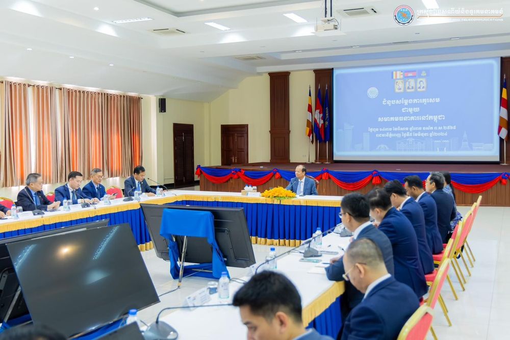 ឯកឧត្តម ជា វ៉ាន់ដេត រដ្ឋមន្ត្រីក្រសួងប្រៃសណីយ៍និងទូរគមនាគមន៍ និងជាប្រធានគណៈកម្មាធិការរដ្ឋាភិបាលឌីជីថល បានអនុញ្ញាតឱ្យលោក រ័ត្ន សោភ័ណ ប្រធានសមាគមធនាគារនៅកម្ពុជា(The Association of Banks in Cambodia-ABC) ព្រមទាំង អនុប្រធាន សមាជិក សមាជិកា ចូលជួបសម្តែងការគួរសម និងពិភាក្សាការងារ នៅទីស្តីការក្រសួងប្រៃសណីយ៍និងទូរគមនាគមន៍ ក្នុងគោលបំណងឈ្វេងយល់ពីការងារអាទិភាពរបស់ក្រសួង ក្នុងការចូលរួមពង្រឹងនិងពង្រីកកិច្ចសហប្រតិបត្តិការលើវិស័យឌីជីថល ឱ្យកាន់តែល្អប្រសើរបន្ថែមទៀត។ 2