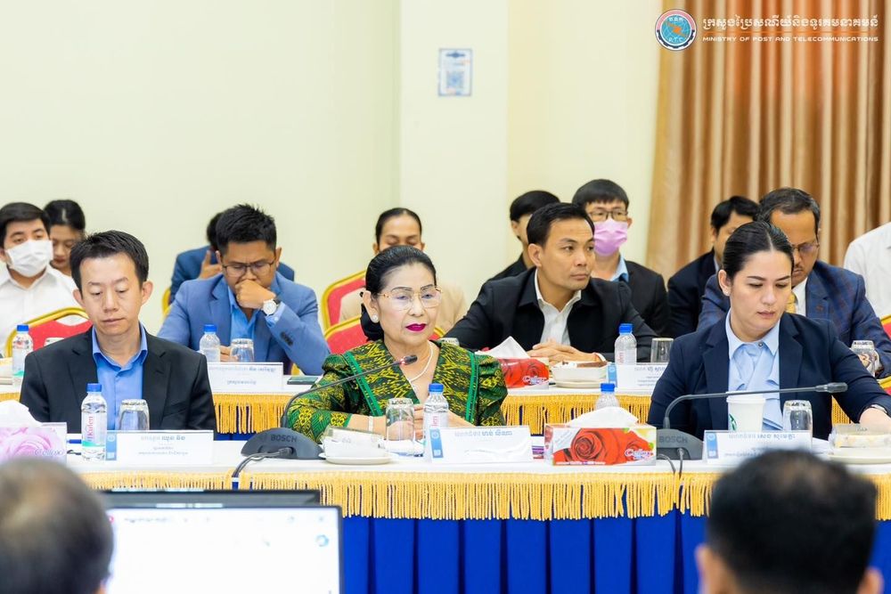 ឯកឧត្តម ជា វ៉ាន់ដេត រដ្ឋមន្ត្រីក្រសួងប្រៃសណីយ៍និងទូរគមនាគមន៍និងជាប្រធានគណៈកម្មាធិការរដ្ឋាភិបាលឌីជីថល (គ.រ.ឌ.) បានអញ្ជើញជាអធិបតីដឹកនាំកិច្ចប្រជុំ គ.រ.ឌ. ដោយមានការអញ្ជើញចូលរួមពី ឯកឧត្ដម លោកជំទាវ លោក លោកស្រី ជាអនុប្រធាន សមាជិក គ.រ.ឌ. ថ្នាក់ដឹកនាំ និងមន្ត្រីរាជការ សរុបប្រមាណ ១០០នាក់។ 3
