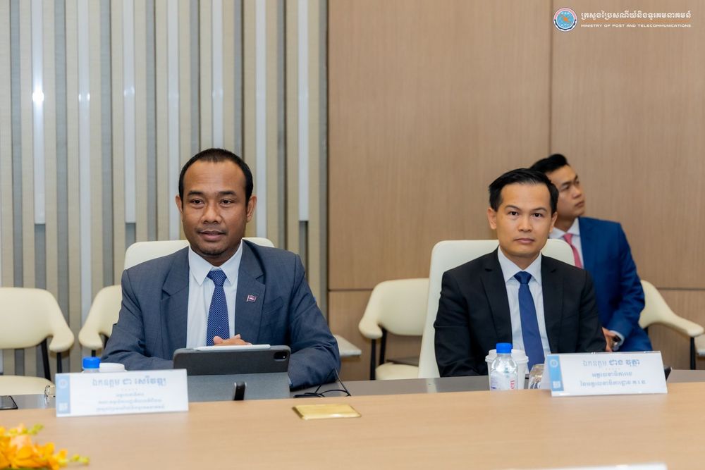 💻 ពិធីប្រគល់-ទទួលកុំព្យូទ័រ និងឧបករណ៍ឌីជីថល ជូនក្រសួងសុខាភិបាល និងការធ្វើបង្ហាញស្ដីពីវឌ្ឍនភាពនៃការងារអភិវឌ្ឍប្រព័ន្ធចំនួន៤ ជូនក្រសួងសុខាភិបាល 3