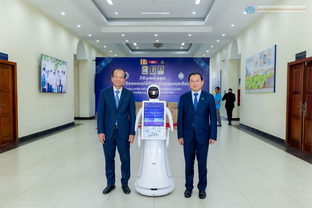 💻 ពិធីប្រគល់-ទទួលកុំព្យូទ័រ និងឧបករណ៍ឌីជីថល ជូនក្រសួងសុខាភិបាល និងការធ្វើបង្ហាញស្ដីពីវឌ្ឍនភាពនៃការងារអភិវឌ្ឍប្រព័ន្ធចំនួន៤ ជូនក្រសួងសុខាភិបាល 5