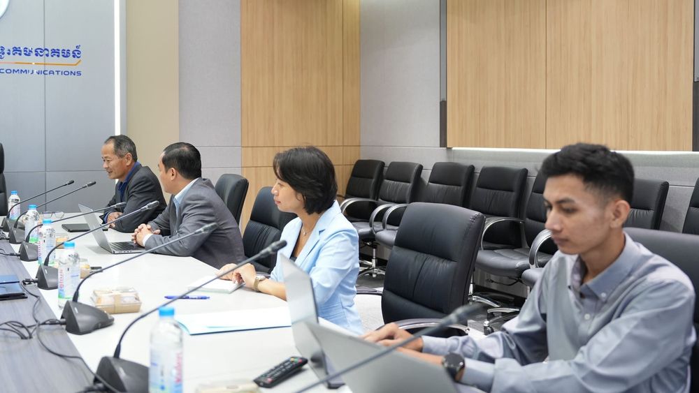 ឯកឧត្តមរដ្ឋលេខាធិការ ជុន វ៉ាត បានអញ្ជើញដឹកនាំកិច្ចប្រជុំពិភាក្សាពិគ្រោះយោបល់ចង្អៀតលើសេចក្តីព្រាង ក្របខណ្ឌតាមដាន ត្រួតពិនិត្យ និងវាយតម្លៃការអនុវត្តក្របខណ្ឌគោលនយោបាយសេដ្ឋកិច្ច និងសង្គមឌីជីថល សង្គមឌីជីថល ២០២១-២០៣៥ 2