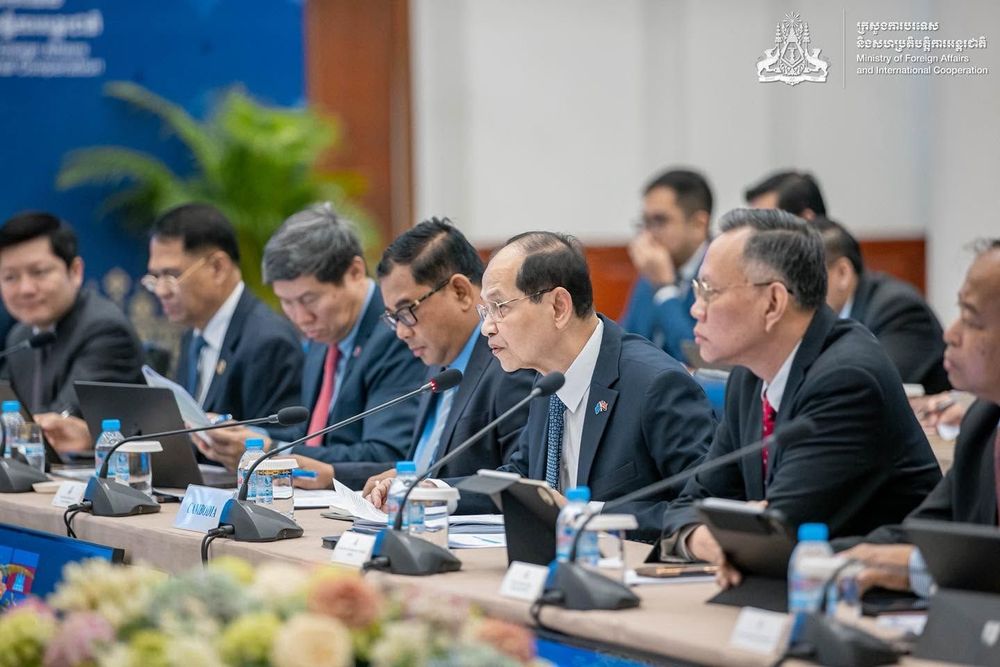 ឯកឧត្តម កាន់ ផារិទ្ធ រដ្ឋលេខាធិការក្រសួងការបរទេស និងសហប្រតិបតិ្តការអន្តរជាតិ និង លោក អៀន ហូសឃីន (Ian Hoskins) ប្រធានផ្នែកនៃអគ្គនាយកដ្ឋានភាពជាដៃគូអន្តរជាតិនៃសហភាពអឺរ៉ុប បានធ្វើជាសហប្រធានដឹកនាំកិច្ចប្រជុំអនុក្រុមស្តីពីសហប្រតិបត្តិការ ក្នុងឱកាសកម្ពុជាធ្វើជាម្ចាស់ផ្ទះរៀបចំកិច្ចប្រជុំគណៈកម្មាធិការចម្រុះកម្ពុជា-សហភាពអឺរ៉ុបលើកទី១៣ 1