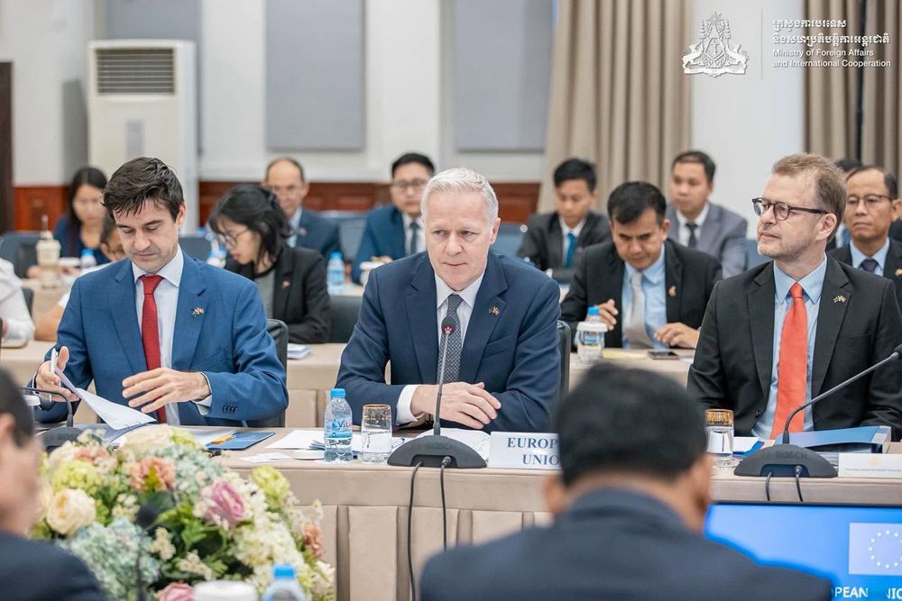 ឯកឧត្តម កាន់ ផារិទ្ធ រដ្ឋលេខាធិការក្រសួងការបរទេស និងសហប្រតិបតិ្តការអន្តរជាតិ និង លោក អៀន ហូសឃីន (Ian Hoskins) ប្រធានផ្នែកនៃអគ្គនាយកដ្ឋានភាពជាដៃគូអន្តរជាតិនៃសហភាពអឺរ៉ុប បានធ្វើជាសហប្រធានដឹកនាំកិច្ចប្រជុំអនុក្រុមស្តីពីសហប្រតិបត្តិការ ក្នុងឱកាសកម្ពុជាធ្វើជាម្ចាស់ផ្ទះរៀបចំកិច្ចប្រជុំគណៈកម្មាធិការចម្រុះកម្ពុជា-សហភាពអឺរ៉ុបលើកទី១៣ 2