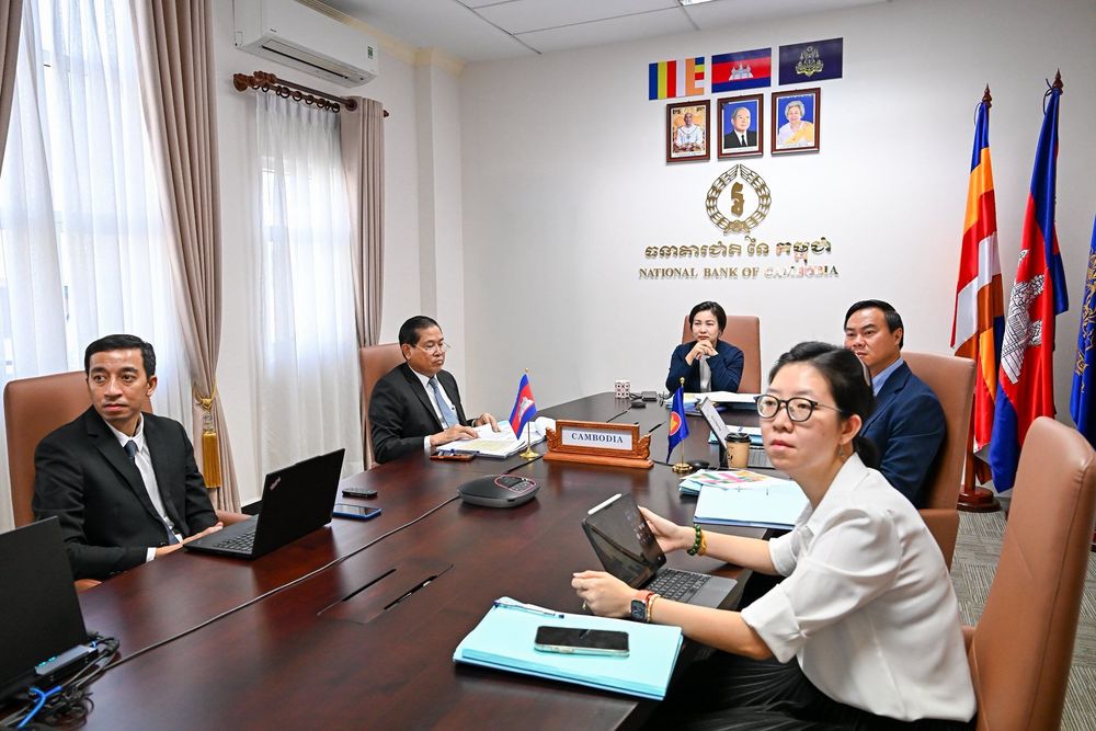 លោកជំទាវបណ្ឌិត ជា សិរី ទេសាភិបាល ធនាគារជាតិនៃកម្ពុជា បានដឹកនាំថ្នាក់ដឹកនាំ និងមន្រ្តីចូលរួមកិច្ចប្រជុំរួមរដ្ឋមន្រ្តីហិរញ្ញវត្ថុ និងទេសាភិបាលធនាគារកណ្តាលអាស៊ាន (AFMGM) កិច្ចប្រជុំថ្នាក់ទេសាភិបាលធនាគារកណ្តាលអាស៊ាន និងកិច្ចប្រជុំពាក់ព័ន្ធ កាលពីថ្ងៃទី៧-១០ ខែមេសា ឆ្នាំ២០២៦ តាមប្រព័ន្ធអនឡាញ។ 2