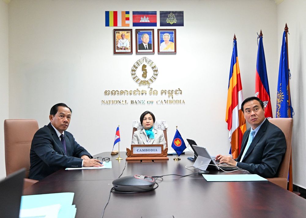 លោកជំទាវបណ្ឌិត ជា សិរី ទេសាភិបាល ធនាគារជាតិនៃកម្ពុជា បានដឹកនាំថ្នាក់ដឹកនាំ និងមន្រ្តីចូលរួមកិច្ចប្រជុំរួមរដ្ឋមន្រ្តីហិរញ្ញវត្ថុ និងទេសាភិបាលធនាគារកណ្តាលអាស៊ាន (AFMGM) កិច្ចប្រជុំថ្នាក់ទេសាភិបាលធនាគារកណ្តាលអាស៊ាន និងកិច្ចប្រជុំពាក់ព័ន្ធ កាលពីថ្ងៃទី៧-១០ ខែមេសា ឆ្នាំ២០២៦ តាមប្រព័ន្ធអនឡាញ។ 3