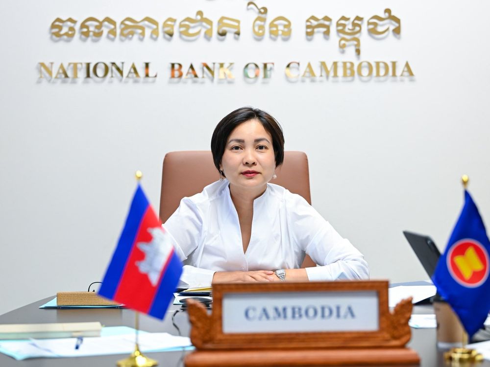 លោកជំទាវបណ្ឌិត ជា សិរី ទេសាភិបាល ធនាគារជាតិនៃកម្ពុជា បានដឹកនាំថ្នាក់ដឹកនាំ និងមន្រ្តីចូលរួមកិច្ចប្រជុំរួមរដ្ឋមន្រ្តីហិរញ្ញវត្ថុ និងទេសាភិបាលធនាគារកណ្តាលអាស៊ាន (AFMGM) កិច្ចប្រជុំថ្នាក់ទេសាភិបាលធនាគារកណ្តាលអាស៊ាន និងកិច្ចប្រជុំពាក់ព័ន្ធ កាលពីថ្ងៃទី៧-១០ ខែមេសា ឆ្នាំ២០២៦ តាមប្រព័ន្ធអនឡាញ។ 1