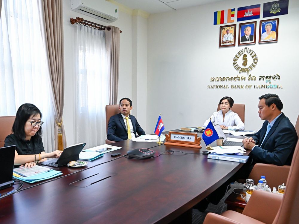 លោកជំទាវបណ្ឌិត ជា សិរី ទេសាភិបាល ធនាគារជាតិនៃកម្ពុជា បានដឹកនាំថ្នាក់ដឹកនាំ និងមន្រ្តីចូលរួមកិច្ចប្រជុំរួមរដ្ឋមន្រ្តីហិរញ្ញវត្ថុ និងទេសាភិបាលធនាគារកណ្តាលអាស៊ាន (AFMGM) កិច្ចប្រជុំថ្នាក់ទេសាភិបាលធនាគារកណ្តាលអាស៊ាន និងកិច្ចប្រជុំពាក់ព័ន្ធ កាលពីថ្ងៃទី៧-១០ ខែមេសា ឆ្នាំ២០២៦ តាមប្រព័ន្ធអនឡាញ។ 4