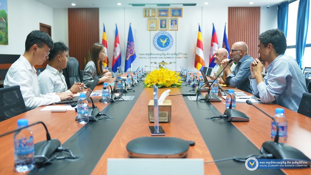 លោកជំទាវ ផល ម៉ារីណា អគ្គលេខាធិការរងនៃអគ្គលេខាធិការដ្ឋានគណៈកម្មាធិការសេដ្ឋកិច្ច និង ធុរកិច្ចឌីជីថល (គ.ស.ធ.ឌ.) បានដឹកនាំក្រុមការងារទទួលជួបប្រជុំជាមួយនឹងអ្នកជំនាញការ នៃទីភ្នាក់ងារអភិវឌ្ឍន៍បារាំង (Agence Française de Développement – AFD) និង ទីភ្នាក់ងារអន្តរជាតិបារាំងសម្រាប់ការប្រឹក្សាបច្ចេកទេស (Expertise France)