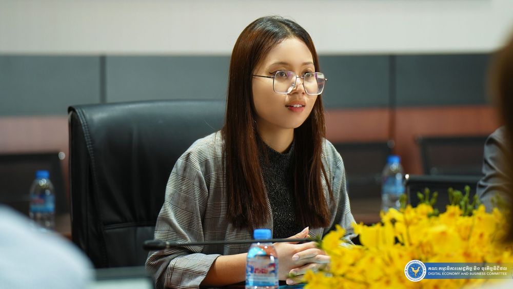 លោកជំទាវ ផល ម៉ារីណា អគ្គលេខាធិការរងនៃអគ្គលេខាធិការដ្ឋានគណៈកម្មាធិការសេដ្ឋកិច្ច និង ធុរកិច្ចឌីជីថល (គ.ស.ធ.ឌ.) បានដឹកនាំក្រុមការងារទទួលជួបប្រជុំជាមួយនឹងអ្នកជំនាញការ នៃទីភ្នាក់ងារអភិវឌ្ឍន៍បារាំង (Agence Française de Développement – AFD) និង ទីភ្នាក់ងារអន្តរជាតិបារាំងសម្រាប់ការប្រឹក្សាបច្ចេកទេស (Expertise France) 1