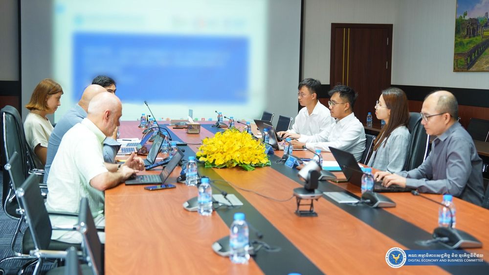 លោកជំទាវ ផល ម៉ារីណា អគ្គលេខាធិការរងនៃអគ្គលេខាធិការដ្ឋានគណៈកម្មាធិការសេដ្ឋកិច្ច និង ធុរកិច្ចឌីជីថល (គ.ស.ធ.ឌ.) បានដឹកនាំក្រុមការងារទទួលជួបប្រជុំជាមួយនឹងអ្នកជំនាញការ នៃទីភ្នាក់ងារអភិវឌ្ឍន៍បារាំង (Agence Française de Développement – AFD) និង ទីភ្នាក់ងារអន្តរជាតិបារាំងសម្រាប់ការប្រឹក្សាបច្ចេកទេស (Expertise France) 5