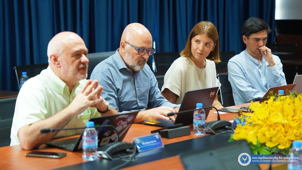 លោកជំទាវ ផល ម៉ារីណា អគ្គលេខាធិការរងនៃអគ្គលេខាធិការដ្ឋានគណៈកម្មាធិការសេដ្ឋកិច្ច និង ធុរកិច្ចឌីជីថល (គ.ស.ធ.ឌ.) បានដឹកនាំក្រុមការងារទទួលជួបប្រជុំជាមួយនឹងអ្នកជំនាញការ នៃទីភ្នាក់ងារអភិវឌ្ឍន៍បារាំង (Agence Française de Développement – AFD) និង ទីភ្នាក់ងារអន្តរជាតិបារាំងសម្រាប់ការប្រឹក្សាបច្ចេកទេស (Expertise France) 4