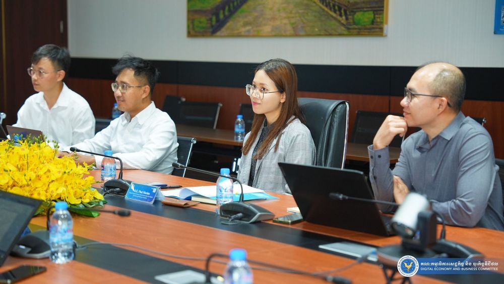 លោកជំទាវ ផល ម៉ារីណា អគ្គលេខាធិការរងនៃអគ្គលេខាធិការដ្ឋានគណៈកម្មាធិការសេដ្ឋកិច្ច និង ធុរកិច្ចឌីជីថល (គ.ស.ធ.ឌ.) បានដឹកនាំក្រុមការងារទទួលជួបប្រជុំជាមួយនឹងអ្នកជំនាញការ នៃទីភ្នាក់ងារអភិវឌ្ឍន៍បារាំង (Agence Française de Développement – AFD) និង ទីភ្នាក់ងារអន្តរជាតិបារាំងសម្រាប់ការប្រឹក្សាបច្ចេកទេស (Expertise France) 3