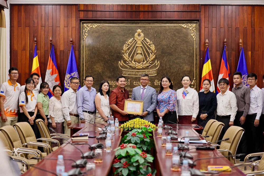 ជំនួបសម្តែងការគួរសម និងប្រគល់សម្ភារៈឌីជីថល និងតុ សម្រាប់សាលារៀនរងផលប៉ះពាល់តាមបណ្តោយព្រំដែន ពីអង្គការអេដ អេ អាក់ស្យុង (Aide et Action)