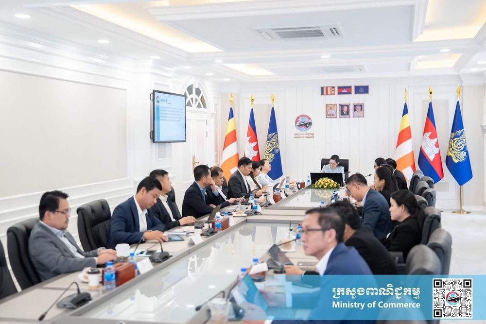 កិច្ចប្រជុំវឌ្ឍនភាពការងារផ្សារពាណិជ្ជកម្មតាមប្រព័ន្ធអេឡិចត្រូនិក ខេមបូឌាត្រេដ (CambodiaTrade.com) និងគម្រោងពង្រឹងពាណិជ្ជកម្មអេឡិចត្រូនិកជនបទ (Rural E-commerce Empowerment Project - REEP)
 1