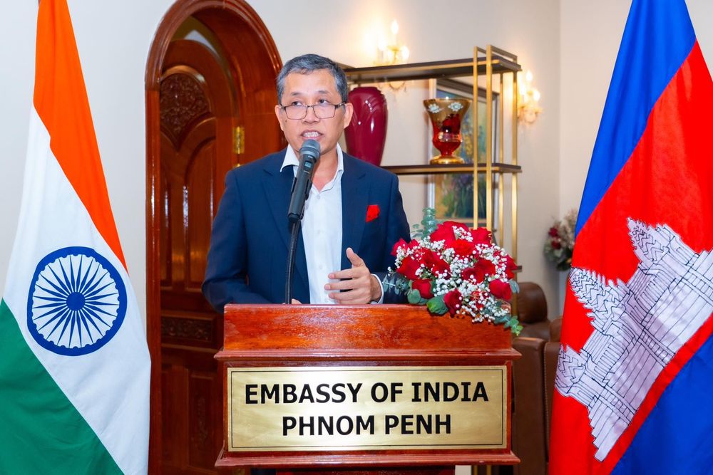 ឯកឧត្តមរដ្ឋមន្រ្តី ហួត ហាក់៖ ប្រព័ន្ធទូទាត់ QR ឆ្លងដែនរវាងកម្ពុជា-ឥណ្ឌា ពិតជាផ្តល់នូវភាពងាយស្រួល និងការទាក់ទាញបន្ថែមដល់ភ្ញៀវទេសចរ និងប្រជាជនឥណ្ឌាមកទស្សនាកម្ពុជាឱ្យកាន់តែច្រើនឡើង  ជាពិសេសគឺនៅក្នុងរដូវកាលបៃតង និងព្រឹត្តិការណ៍យោគៈអន្តរជាតិដ៏ធំនៅកម្ពុជានាខែមិថុនានេះ
 2