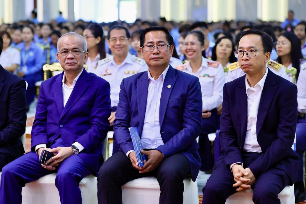 ពិធីសំណេះសំណាលជាមួយបុគ្គលិកអប់រំ គរុនិស្សិត និងបាឋកថាគន្លឹះស្ដីពី «កំណែទម្រង់គ្រូបង្រៀនក្នុងបរិវត្តកម្មឌីជីថលឆ្ពោះទៅកម្ពុជាឆ្នាំ២០៥០»
 5
