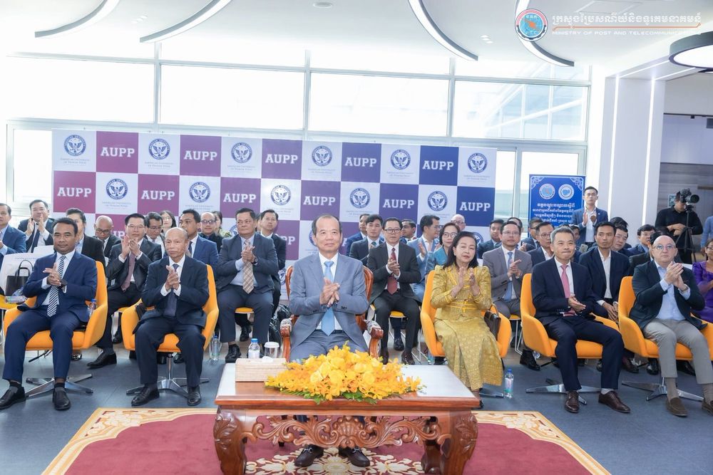ឯកឧត្តមរដ្ឋមន្រ្តី ជា វ៉ាន់ដេត បានអញ្ជើញជាអធិបតីក្នុងពិធីបិទវគ្គបណ្ដុះបណ្ដាលភាពជាអ្នកដឹកនាំបរិវត្តកម្មឌីជីថល “បច្ចេកវិទ្យាថ្មីៗ និងនវានុវត្តន៍សម្រាប់ថ្នាក់ដឹកនាំក្រសួង ស្ថាប័ន”
4