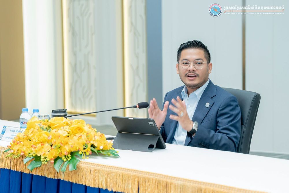 ឯកឧត្តមអនុរដ្ឋលេខាធិការ ម៉ៅ សិលា បានអញ្ជើញជួបសំណេះសំណាល និងចែករំលែកអំពីវឌ្ឍនភាពការងារ នៃការអភិវឌ្ឍវិស័យបច្ចេកវិទ្យាឌីជីថលនៅកម្ពុជា ជូនគណៈគ្រប់គ្រង និងនិស្សិតជំនាញព័ត៌មានវិទ្យា មកពីវិទ្យាស្ថានសន្តប៉ូល ខេត្តតាកែវ 1
