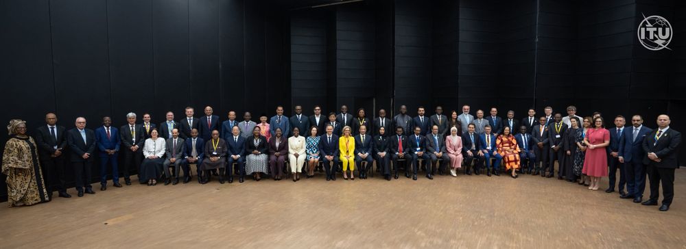 ឯកឧត្ដមរដ្ឋមន្ត្រី ជា វ៉ាន់ដេត ចូលរួមវេទិកាកិច្ចប្រជុំកំពូលពិភពលោកស្ដីពីសង្គមព័ត៌មាន និង កិច្ចប្រជុំកំពូលពិភពលោកស្ដីពីបញ្ញាសិប្បនិម្មិតសម្រាប់មនុស្សជាតិ និងជួបជាមួយតំណាងប្រទេសដែលចូលរួម
4