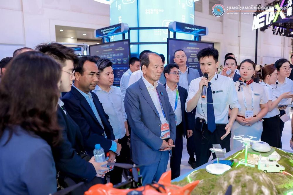 ឯកឧត្ដមរដ្ឋមន្ត្រី ជា វ៉ាន់ដេត អញ្ជើញទស្សនាពិព័រណ៍បច្ចេកវិទ្យាបញ្ញាសិប្បនិម្មិត និងពិភាក្សាការងារជាមួយបណ្ដាក្រុមហ៊ុន ក្នុងឱកាសសន្និសីទបញ្ញាសិប្បនិម្មិតពិភពលោក 3