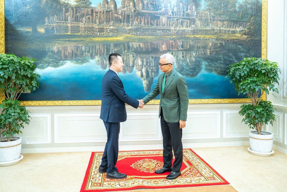 ឯកឧត្តមបណ្ឌិត គង់ ម៉ារី រដ្ឋលេខាធិការនៃក្រសួងសេដ្ឋកិច្ច និង ហិរញ្ញវត្ថុ, អគ្គលេខាធិការនៃអគ្គលេខាធិការដ្ឋានគណៈកម្មាធិការសេដ្ឋកិច្ច និង ធុរកិច្ចឌីជីថលបានអញ្ជើញចូលរួមអម ឯកឧត្តមអគ្គបណ្ឌិតសភាចារ្យ អូន ព័ន្ធមុនីរ័ត្ន ឧបនាយករដ្ឋមន្ត្រី រដ្ឋមន្ត្រីក្រសួងសេដ្ឋកិច្ចនិងហិរញ្ញវត្ថុ នៅក្នុងជំនួបសម្ដែងការគួរសម និង ពិភាក្សាការងារជាមួយ លោក Wang Xu នាយកប្រតិបត្តិថ្មី នៃក្រុមហ៊ុន Huawei Technologies (Cambodia) Co.,Ltd 5