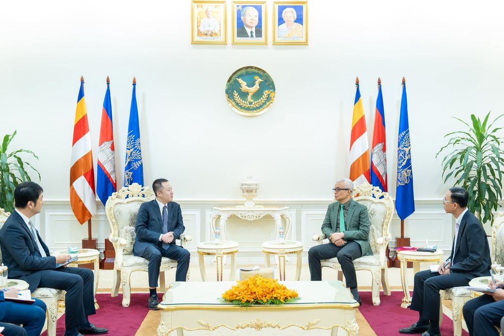 ឯកឧត្តមបណ្ឌិត គង់ ម៉ារី រដ្ឋលេខាធិការនៃក្រសួងសេដ្ឋកិច្ច និង ហិរញ្ញវត្ថុ, អគ្គលេខាធិការនៃអគ្គលេខាធិការដ្ឋានគណៈកម្មាធិការសេដ្ឋកិច្ច និង ធុរកិច្ចឌីជីថលបានអញ្ជើញចូលរួមអម ឯកឧត្តមអគ្គបណ្ឌិតសភាចារ្យ អូន ព័ន្ធមុនីរ័ត្ន ឧបនាយករដ្ឋមន្ត្រី រដ្ឋមន្ត្រីក្រសួងសេដ្ឋកិច្ចនិងហិរញ្ញវត្ថុ នៅក្នុងជំនួបសម្ដែងការគួរសម និង ពិភាក្សាការងារជាមួយ លោក Wang Xu នាយកប្រតិបត្តិថ្មី នៃក្រុមហ៊ុន Huawei Technologies (Cambodia) Co.,Ltd 1