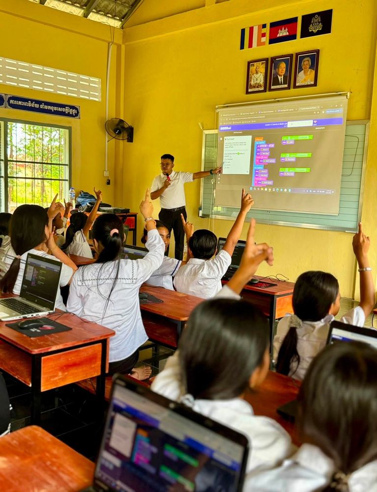 មន្ត្រី-បុគ្គលិកធនាគារជាតិនៃកម្ពុជា បានបន្តចុះបង្រៀនមេរៀនថ្មីៗលើជំនាញមូលដ្ឋានគ្រឹះនៃការសរសេរកូដ (Computer Programming) ដល់សិស្សានុសិស្សសរុបប្រមាណចំនួន ៨៣៥ រូប 4