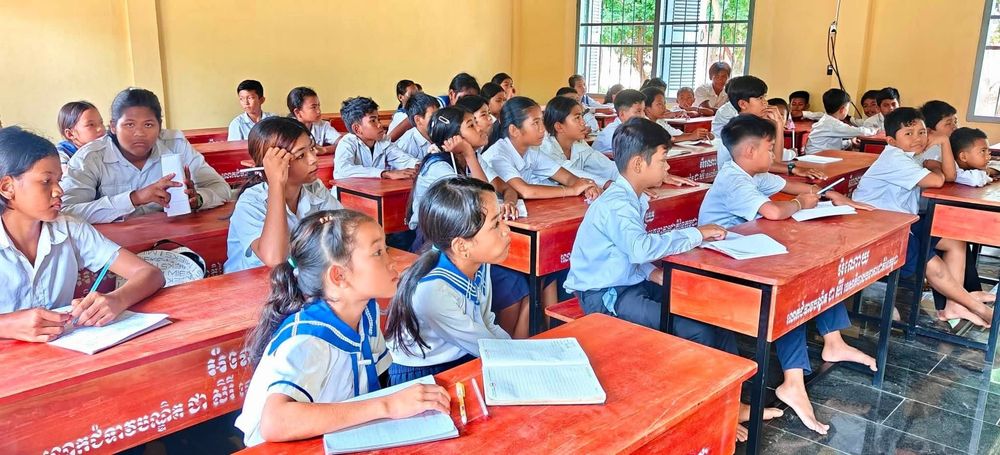 មន្ត្រី-បុគ្គលិកធនាគារជាតិនៃកម្ពុជា បានបន្តអនុវត្តកម្មវិធីបណ្តុះបណ្តាលប្រចាំសប្តាហ៍ ជូនដល់សិស្សានុសិស្សនៅតាមគ្រឹះស្ថានសិក្សាជាច្រើនក្នុងខេត្តកំពង់ធំ ដោយកម្មវិធីនេះត្រូវបានអនុវត្តសរុបចំនួន ៥ លើកក្នុងខែសីហា ឆ្នាំ២០២៦។ 
 5