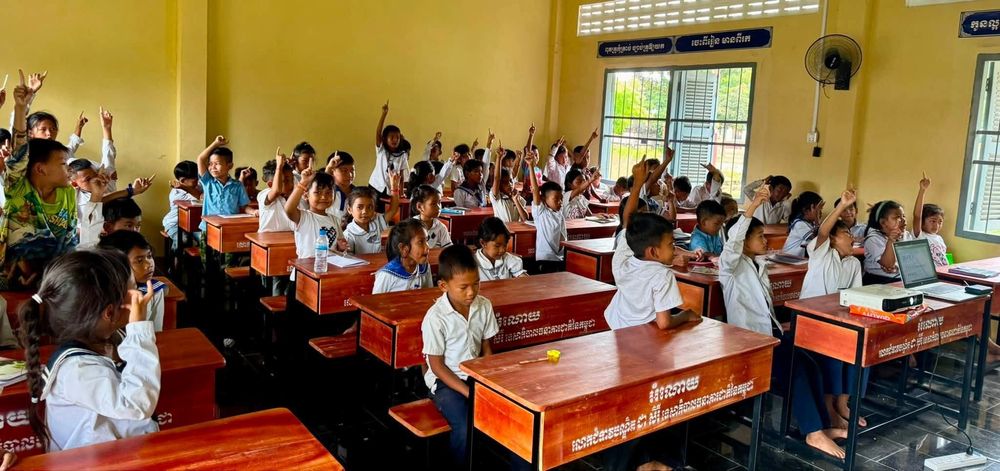 មន្ត្រី-បុគ្គលិកធនាគារជាតិនៃកម្ពុជា បានបន្តអនុវត្តកម្មវិធីបណ្តុះបណ្តាលប្រចាំសប្តាហ៍ ជូនដល់សិស្សានុសិស្សនៅតាមគ្រឹះស្ថានសិក្សាជាច្រើនក្នុងខេត្តកំពង់ធំ ដោយកម្មវិធីនេះត្រូវបានអនុវត្តសរុបចំនួន ៥ លើកក្នុងខែសីហា ឆ្នាំ២០២៦។ 
 4