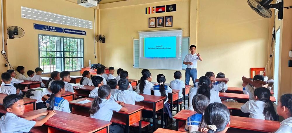 មន្ត្រី-បុគ្គលិកធនាគារជាតិនៃកម្ពុជា បានបន្តអនុវត្តកម្មវិធីបណ្តុះបណ្តាលប្រចាំសប្តាហ៍ ជូនដល់សិស្សានុសិស្សនៅតាមគ្រឹះស្ថានសិក្សាជាច្រើនក្នុងខេត្តកំពង់ធំ ដោយកម្មវិធីនេះត្រូវបានអនុវត្តសរុបចំនួន ៥ លើកក្នុងខែសីហា ឆ្នាំ២០២៦។ 
 3