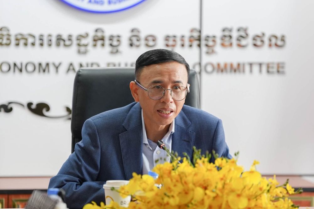 ឯកឧត្តមបណ្ឌិត គង់ ម៉ារី រដ្ឋលេខាធិការក្រសួងសេដ្ឋកិច្ច និងហិរញ្ញវត្ថុ, អគ្គលេខាធិការនៃអគ្គលេខាធិការដ្ឋានគណៈកម្មាធិការសេដ្ឋកិច្ច និងធុរកិច្ចឌីជីថល (គ.ស.ធ.ឌ.) និងជាប្រធានក្រុមការងារអន្តរក្រសួងរៀបចំសេវាអេឡិចត្រូនិកសម្រាប់ធុរកិច្ច (ESB) បានដឹកនាំកិច្ចប្រជុំជាមួយ ក្រសួងសុខាភិបាល (ក.ស.) លើនីតិវិធីនៃការផ្តល់អាជ្ញាបណ្ណគោលសម្រាប់សិប្បកម្មផលិតសាប៊ូ ជាមួយថ្នាក់ដឹកនាំ និងមន្ត្រីជំនាញនៃ ក.ស. នៅទីស្តីការអគ្គលេខាធិការដ្ឋាន គ.ស.ធ.ឌ. 1