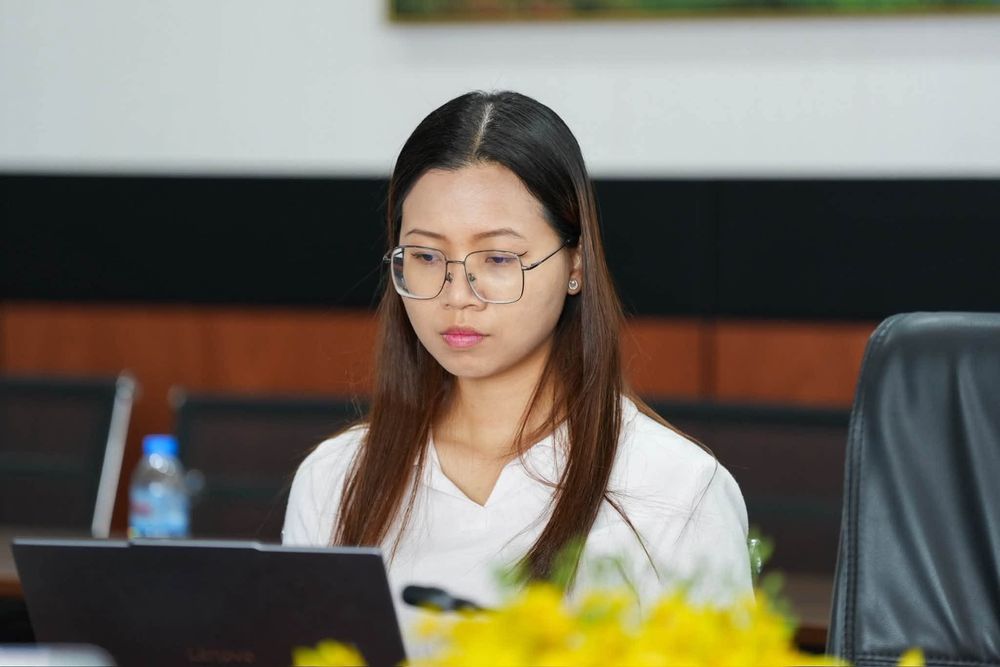 ឯកឧត្តមបណ្ឌិត គង់ ម៉ារី រដ្ឋលេខាធិការក្រសួងសេដ្ឋកិច្ច និងហិរញ្ញវត្ថុ, អគ្គលេខាធិការនៃអគ្គលេខាធិការដ្ឋានគណៈកម្មាធិការសេដ្ឋកិច្ច និងធុរកិច្ចឌីជីថល (គ.ស.ធ.ឌ.) និងជាប្រធានក្រុមការងារអន្តរក្រសួងរៀបចំសេវាអេឡិចត្រូនិកសម្រាប់ធុរកិច្ច (ESB) បានដឹកនាំកិច្ចប្រជុំជាមួយ ក្រសួងសុខាភិបាល (ក.ស.) លើនីតិវិធីនៃការផ្តល់អាជ្ញាបណ្ណគោលសម្រាប់សិប្បកម្មផលិតសាប៊ូ ជាមួយថ្នាក់ដឹកនាំ និងមន្ត្រីជំនាញនៃ ក.ស. នៅទីស្តីការអគ្គលេខាធិការដ្ឋាន គ.ស.ធ.ឌ. 5