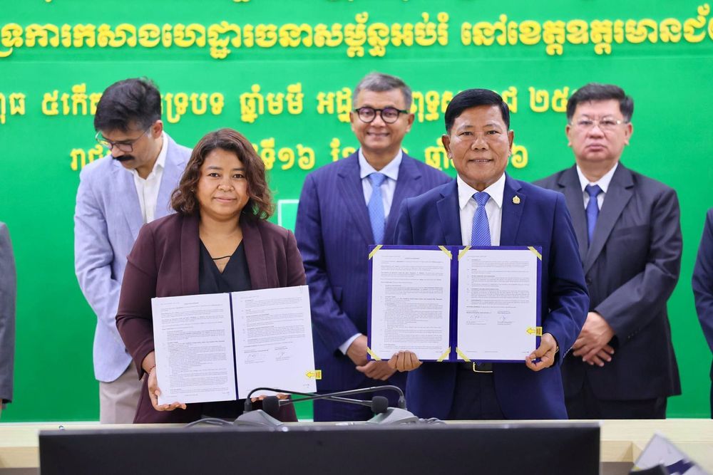 ជំនួបសម្ដែងការគួរសម សំណេះសំណាល និងចុះកិច្ចព្រមព្រៀងគាំទ្រការសាងសង់ហេដ្ឋារចនាសម្ព័ន្ធអប់រំនៅខេត្តឧត្តរមានជ័យ ជាមួយក្រុមហ៊ុន ស្មាត អាស្យាតា ខូអិលធីឌី (Smart Axiata Co., Ltd.)
4