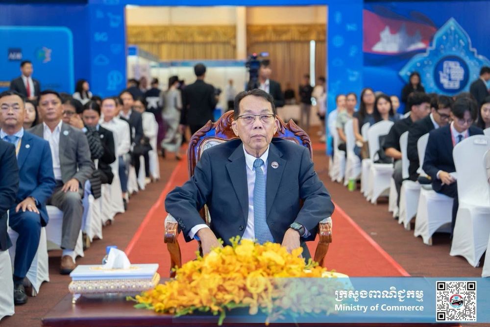 ឯកឧត្តម កឹម ស៊ីថន រដ្ឋលេខាធិការប្រចាំការក្រសួងពាណិជ្ជកម្ម អញ្ជើញជាអធិបតីក្នុងកម្មវិធីពិភាក្សាដេញដោលយុវជនវគ្គផ្តាច់ព្រ័ត្រ ក្រោមប្រធានបទ៖ «ពាណិជ្ជកម្មឌីជីថលនៅកម្ពុជា»
1