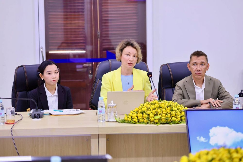 ជំនួបសម្ដែងការគួរសម និងពិភាក្សាការងារជាមួយថ្នាក់ដឹកនាំវិទ្យាស្ថាន IT Academy STEP និង Sisters of Code ស្ដីពីការពង្រីកកិច្ចសហប្រតិបត្តិការលើគម្រោងអប់រំឌីជីថលនៅកម្ពុជា
4