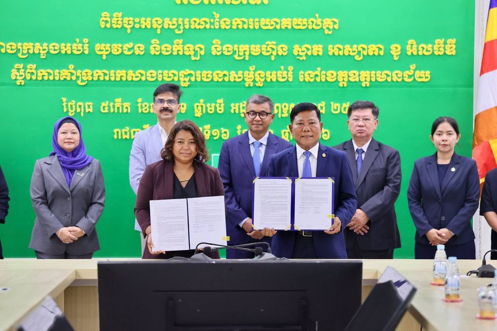 ជំនួបសម្ដែងការគួរសម សំណេះសំណាល និងចុះកិច្ចព្រមព្រៀងគាំទ្រការសាងសង់ហេដ្ឋារចនាសម្ព័ន្ធអប់រំនៅខេត្តឧត្តរមានជ័យ ជាមួយក្រុមហ៊ុន ស្មាត អាស្យាតា ខូអិលធីឌី (Smart Axiata Co., Ltd.)