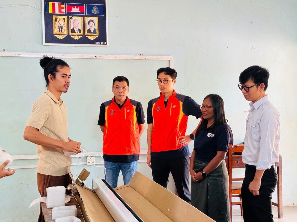 អនុវិទ្យាល័យ ហ៊ុន សែន រលួស ទទួលបានការបំពាក់បន្ទប់សិក្សាឌីជីថល និងប្រព័ន្ធទឹកស្អាត ក្រោមជំនួយពីសមាគម DIVA
2