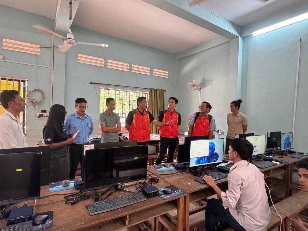 អនុវិទ្យាល័យ ហ៊ុន សែន រលួស ទទួលបានការបំពាក់បន្ទប់សិក្សាឌីជីថល និងប្រព័ន្ធទឹកស្អាត ក្រោមជំនួយពីសមាគម DIVA
5