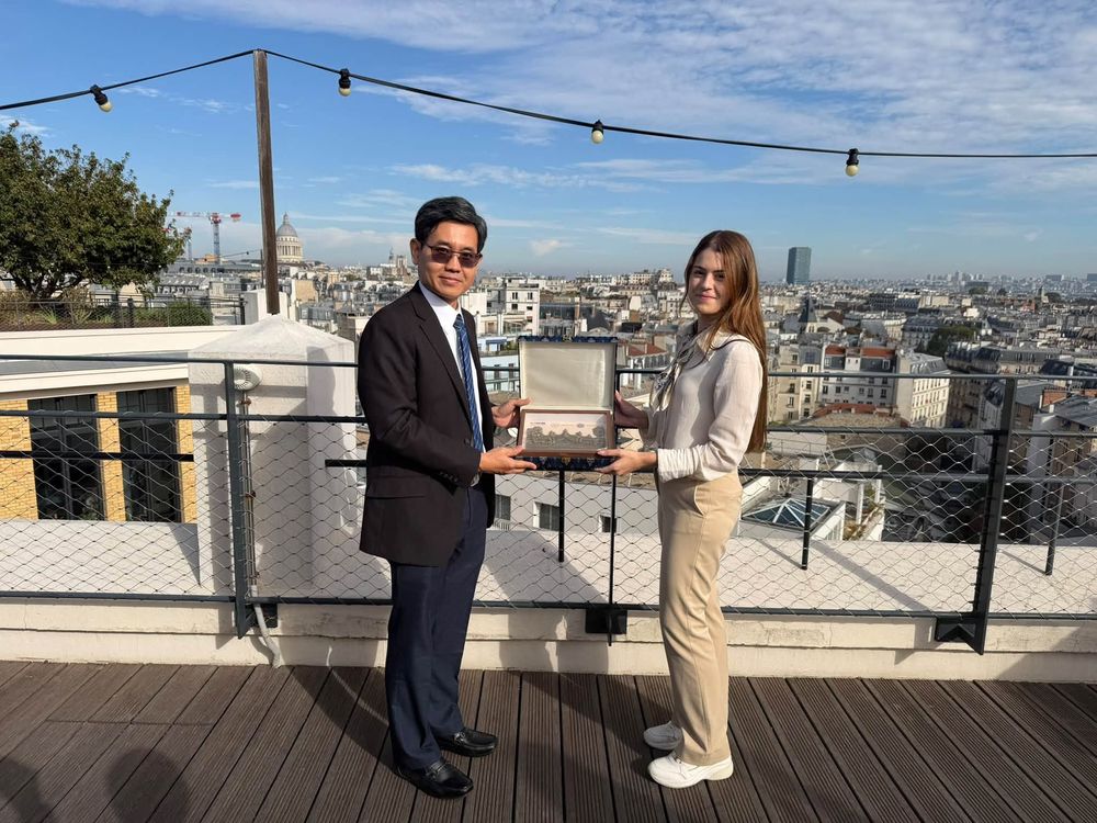 ឯកឧត្តមបណ្ឌិត តាំង ងួនលី អគ្គលេខាធិការរងនៃអគ្គលេខាធិការដ្ឋានគណៈកម្មាធិការសេដ្ឋកិច្ច និង ធុរកិច្ចឌីជីថល និង ជានាយកប្រតិបត្តិនៃមជ្ឈមណ្ឌលបណ្ដុះធុរកិច្ចថ្មី "តេជោ" បានដឹកនាំគណៈប្រតិភូចូលរួមកិច្ចប្រជុំជាមួយនឹង Direction générale des Finances (DGFiP) ក្រោមក្រសួងសេដ្ឋកិច្ច និង ហិរញ្ញវត្ថុនៃប្រទេសបារាំង 1
