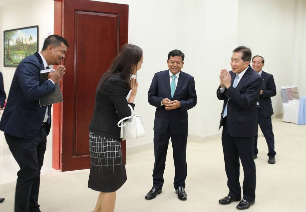 តំណាងក្រសួងសុខាភិបាលបានជួបពិភាក្សាជាមួយអង្គការ FHI 360 ដើម្បីថ្លែងអំណរគុណ និងលើកទឹកចិត្តឱ្យបន្តកិច្ចសហប្រតិបត្តិការលើការលើកកម្ពស់គុណភាពសេវាថែទាំសុខភាព និងការអភិវឌ្ឍន៍ប្រព័ន្ធសុខាភិបាលឌីជីថលនៅកម្ពុជាឱ្យកាន់តែប្រសើរឡើង 1